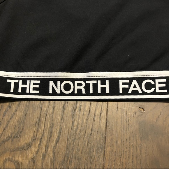 NWT. The North Face Girls Bralette Sports Bra. Black/White Sz Medium (10/12) - Picture 4 of 11